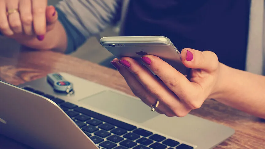 من شاشات أكبر إلى انتباه أكثر: لماذا تعيد التقنية اكتشاف «الأقل»؟