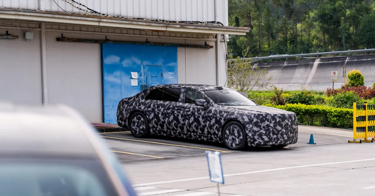 BYD testet ein ultraluxuriöses Elektroauto mit Festkörperbatterie und gegenläufig öffnenden Hecktüren