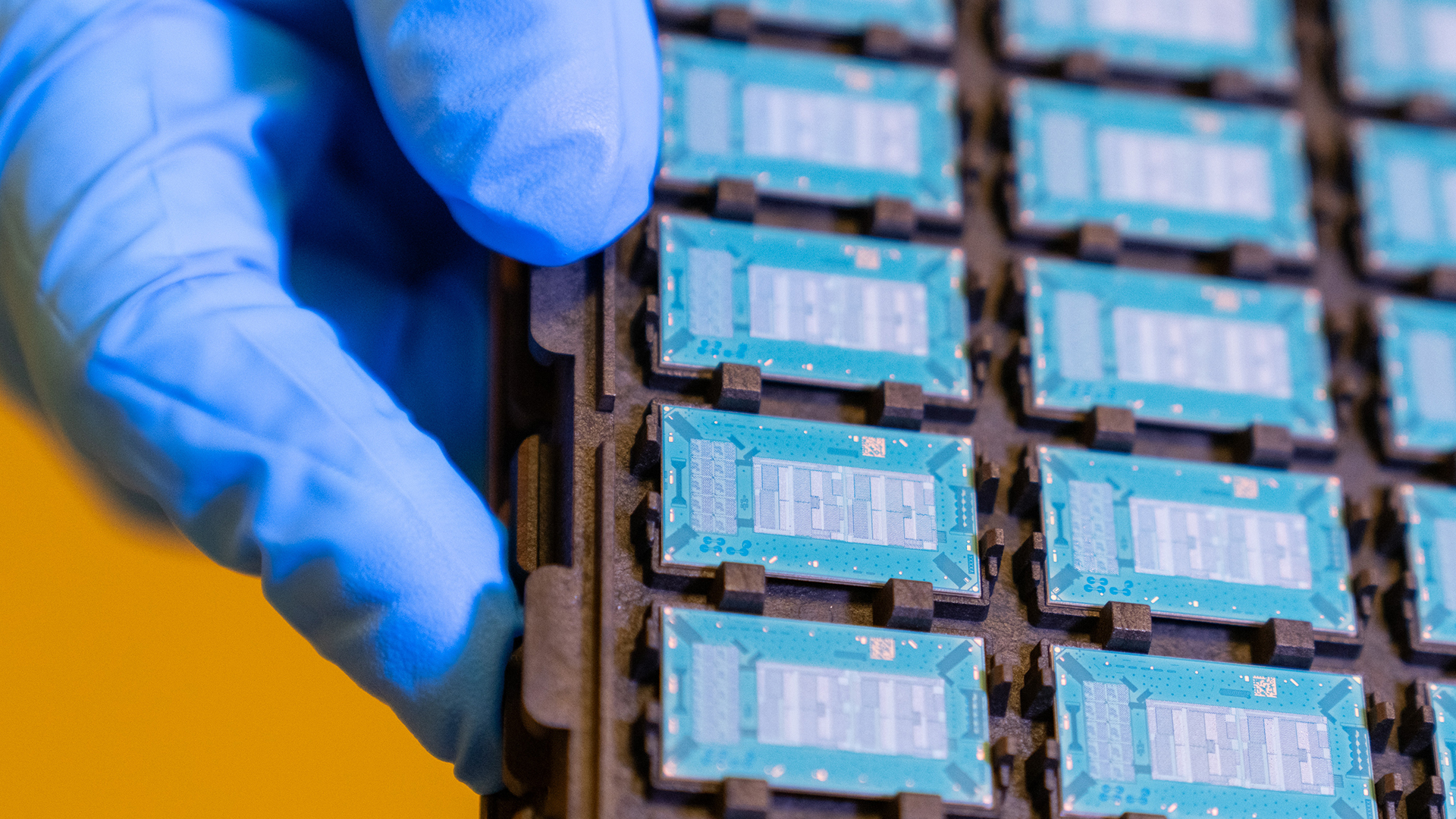 إنتل وLens Technology تتعاونان لتطوير تغليف متقدم للرقائق في عصر الذكاء الاصطناعي