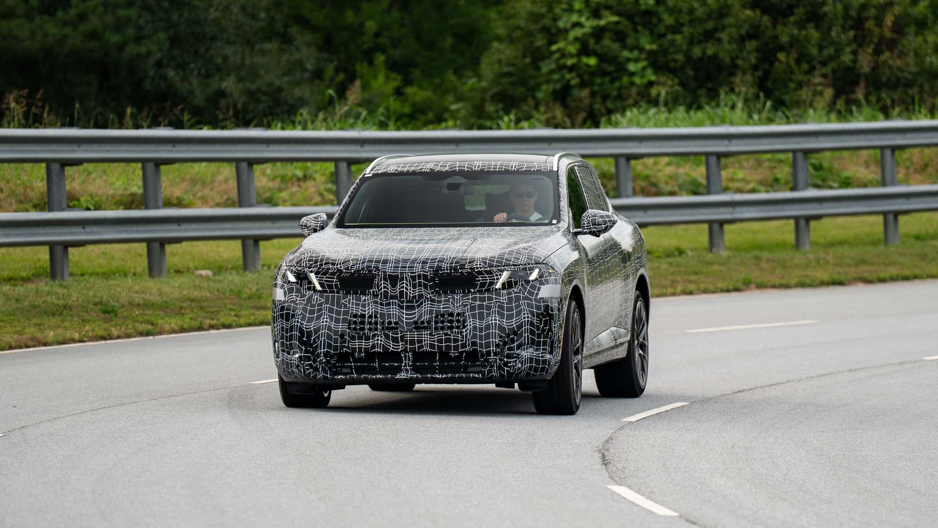 بطارية ضخمة بسعة 144 كيلوواط ساعي تضع BMW iX5 2027 في سباق المدى