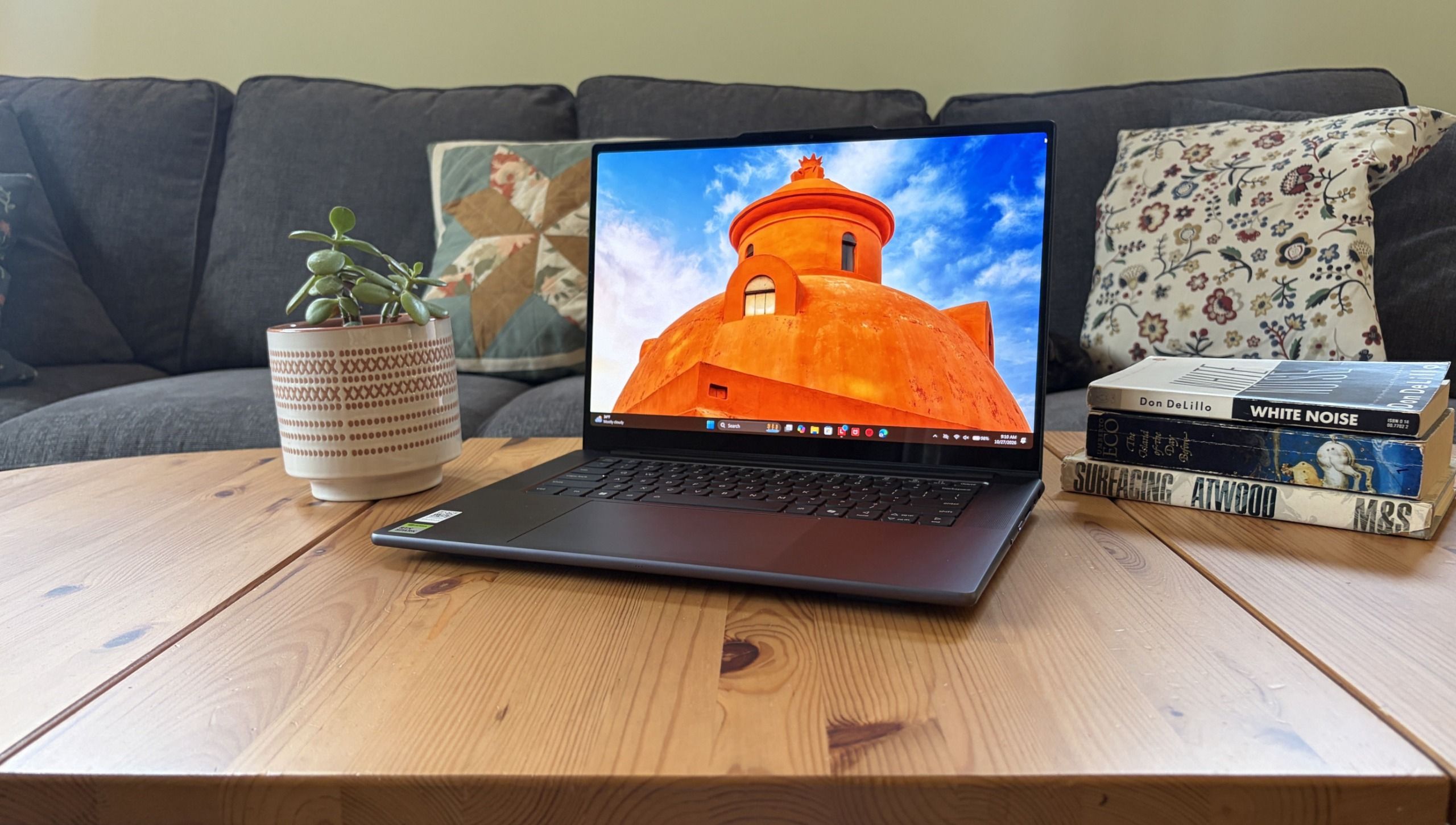 مراجعة Lenovo Pro 9n: هل يضع معالج NVIDIA RTX Spark معايير جديدة لمحطات عمل الذكاء الاصطناعي المحمولة؟