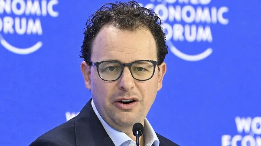 الرئيس التنفيذي لـAnthropic يدعو إلى تطوير متوازن ومراقبة مستقلة للذكاء الاصطناعي
