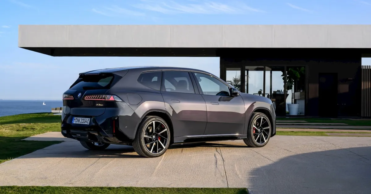BMW تتلقى أكثر من 100 ألف طلب على iX3 خلال عام واحد في أوروبا