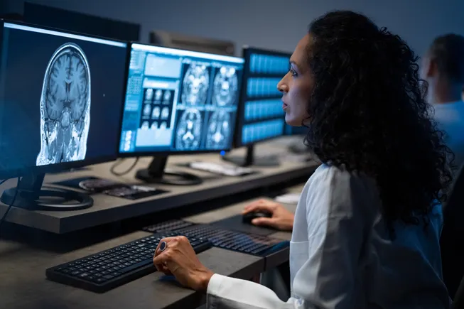 FDA تموّل اختبار استخدام نماذج اللغة لتقييم تقارير الأشعة المولدة بالذكاء الاصطناعي