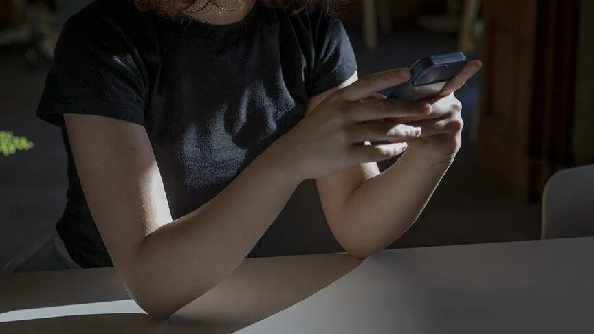 Experts: Restricting Social Media Use for Those Under 15 Requires Secure Verification and Independent Oversight