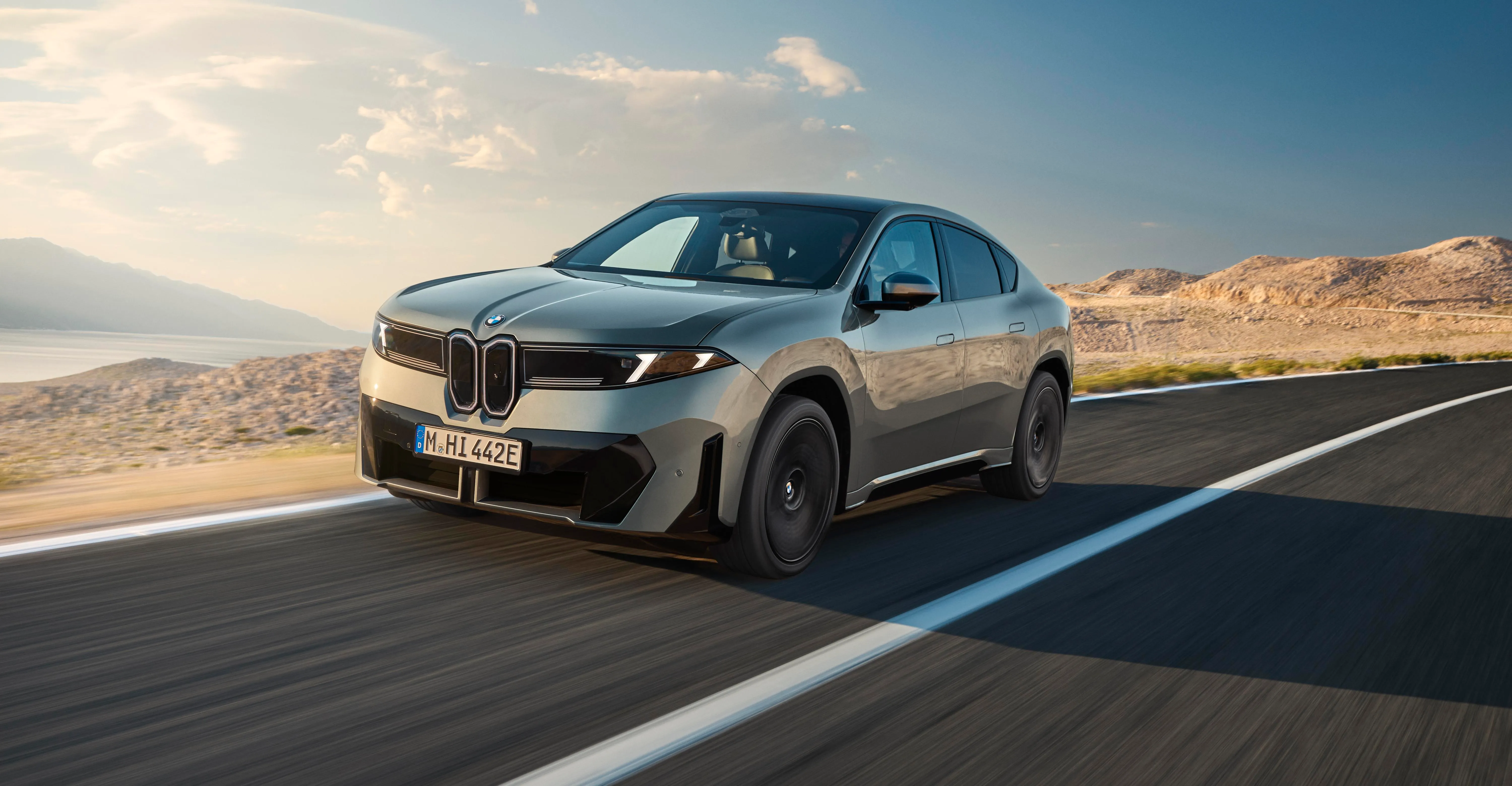 BMW تكشف iX4 الكهربائية بمدى يصل إلى 428 ميلاً وشحن سريع بقدرة 400 كيلوواط