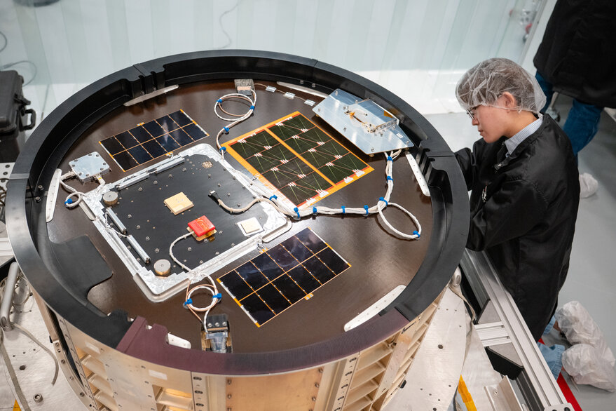 Aerospace تختبر أقمار DiskSat المسطحة تمهيداً للعمل في المدار الأرضي المنخفض جداً