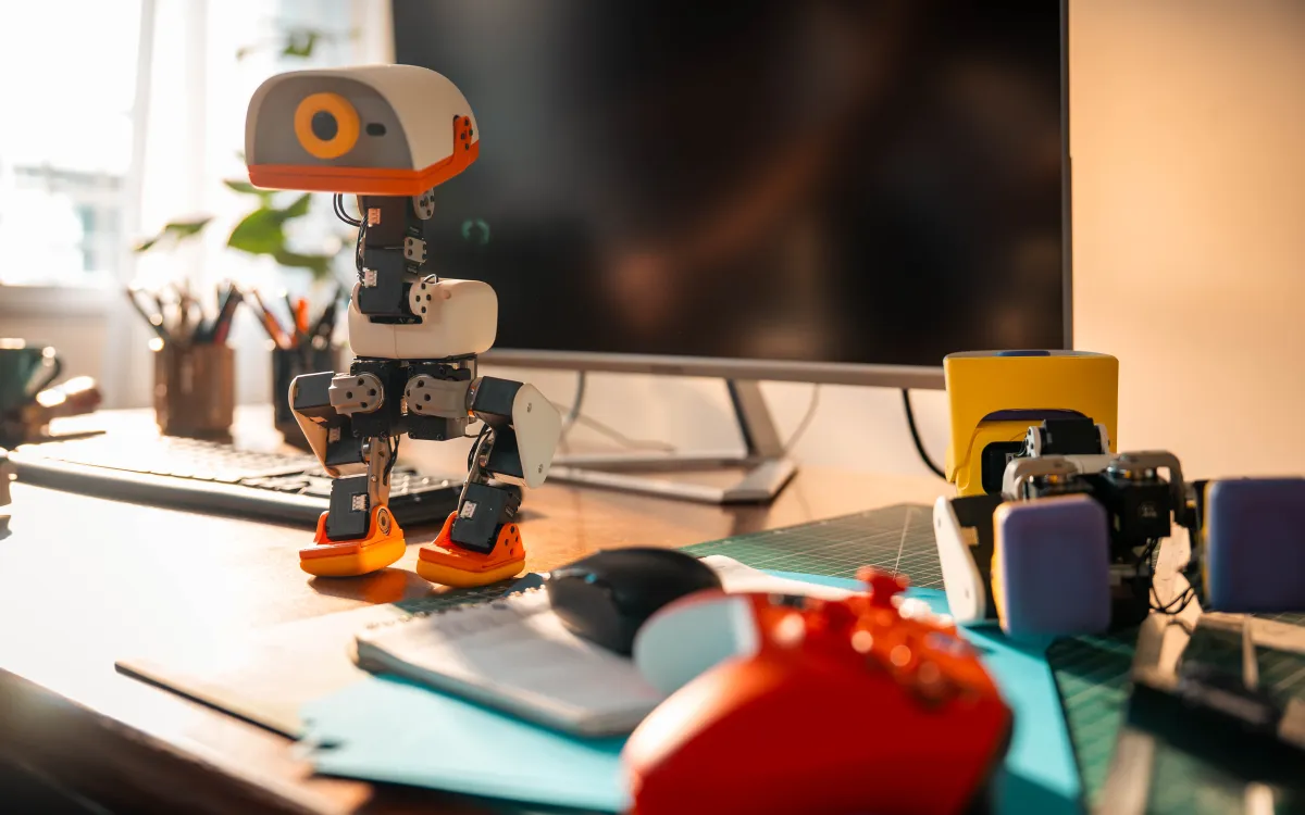 Hugging Face تطلق Microduck: روبوت مفتوح المصدر للتدريب بالتعلم المعزز بسعر 399 دولاراً