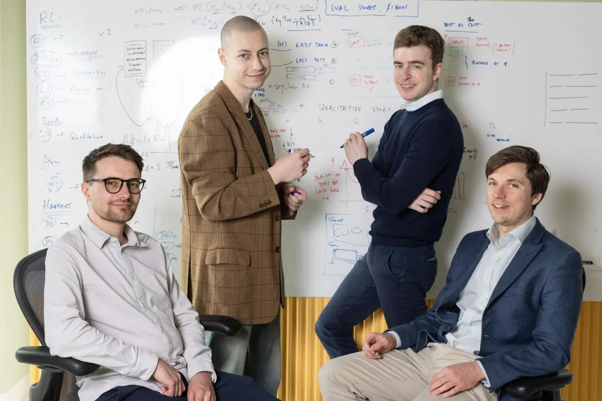 مختبر بريطاني أسسه خريجو DeepMind يقول إن وكيله Faraday تفوق على نماذج Anthropic وOpenAI في إعادة إنتاج الأبحاث