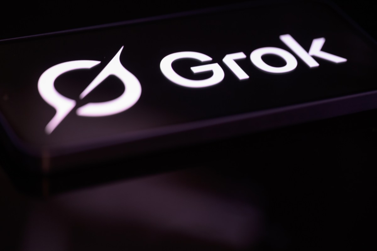 امرأة تزعم أن زوج والدتها استخدم Grok لتحويل صورة من طفولتها إلى آلاف الصور الفاضحة