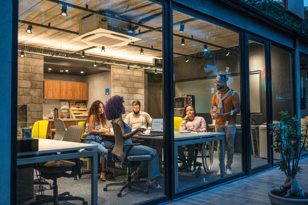 Microsoft: خمسة دروس لتحويل الذكاء الاصطناعي من أدوات إلى قدرة مؤسسية