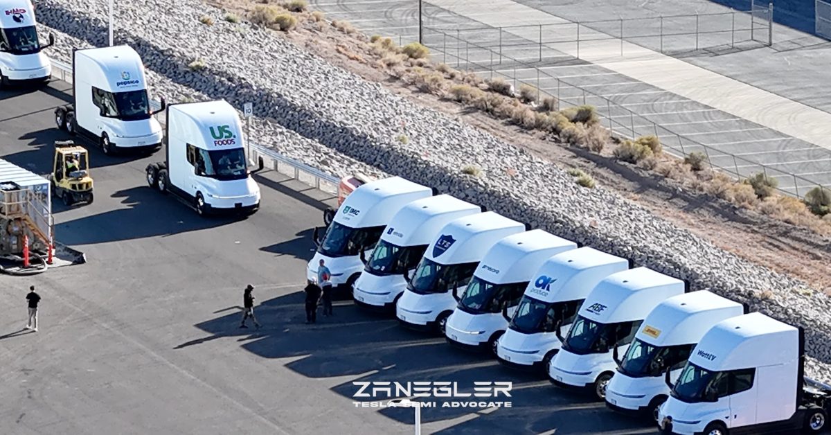 Tesla presenta a los clientes de su camión eléctrico Semi antes de la inauguración de la fábrica de Nevada