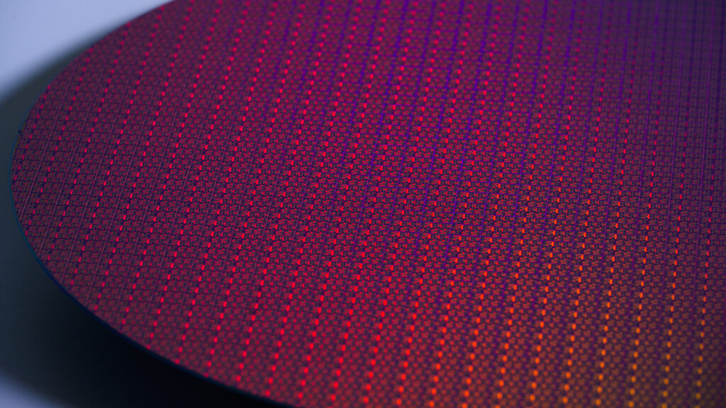 Intel تعلن إكمال برنامج RAMP-C وتمهّد لتصنيع رقائق موثوقة بكميات كبيرة