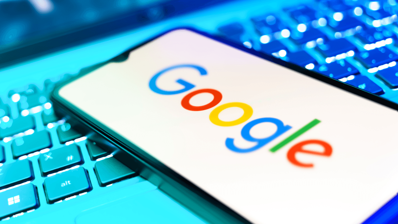 Google تتيح تخصيص موجز Discover عبر المحادثة وتوسع تحكم المستخدم في الأخبار