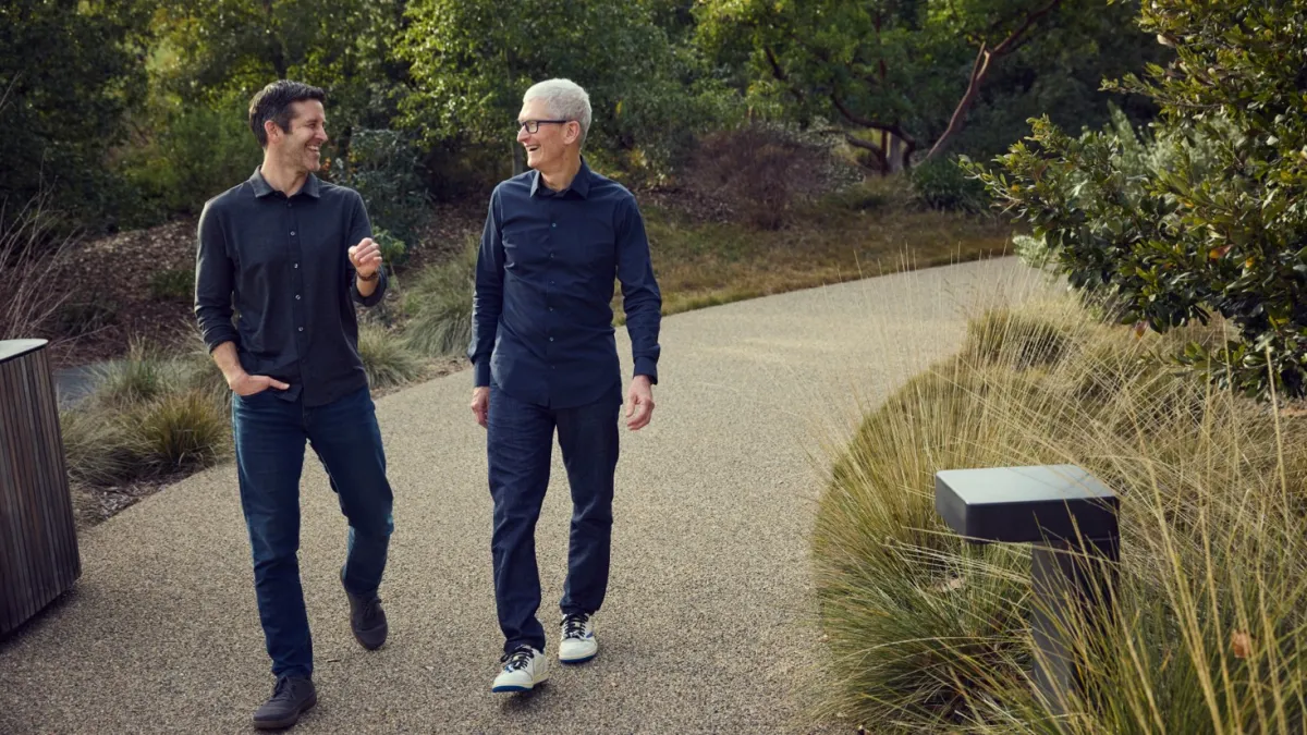 تيم كوك يغادر منصب الرئيس التنفيذي لـApple ويسلّم القيادة إلى جون تيرنوس