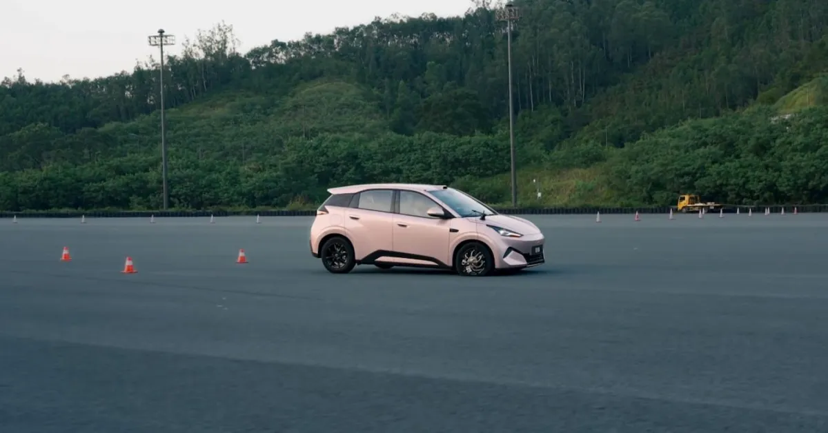 A BYD lança a segunda geração do seu carro econômico Seagull com sistema de estabilização para estouro de pneu