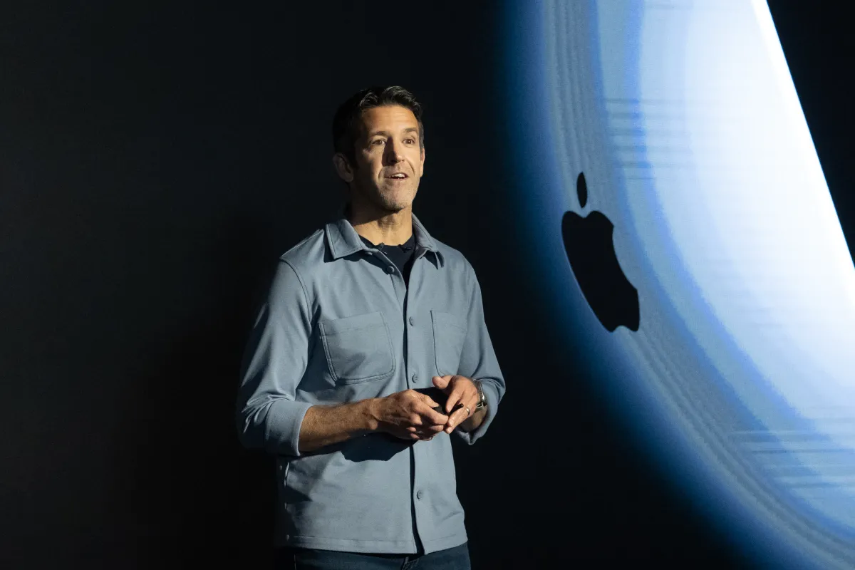John Ternus يعيد iPhone إلى قلب استراتيجية Apple في عصر الذكاء الاصطناعي
