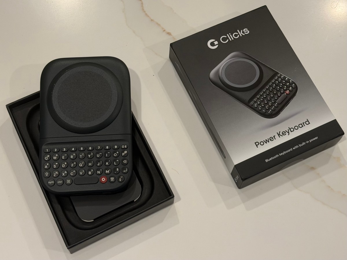 مراجعة لوحة Clicks Power Keyboard: تجربة كتابة شبيهة بـ BlackBerry مع تنازلات في الوزن والراحة